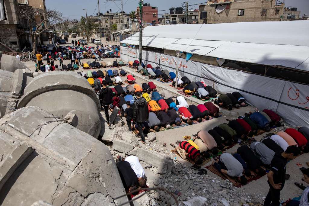 Rafah (---), 05/04/2024.- Displaced Palestinians perform the last Friday prayer of the holy month of Ramadan next to the ruins of a mosque destroyed earlier by an Israeli raid in Rafah, southern Gaza Strip, 05 April, 2024. More than 33,000 Palestinians and over 1,450 Israelis have been killed, according to the Palestinian Health Ministry and the Israel Defense Forces (IDF), since Hamas militants launched an attack against Israel from the Gaza Strip on 07 October 2023, and the Israeli operations in Gaza and the West Bank which followed it. Up to 1.9 million people have been displaced throughout the Gaza Strip. EFE/EPA/HAITHAM IMAD