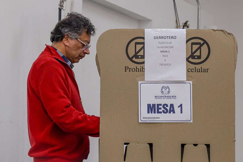 Presidente Petro votando en la consulta del Pacto Histórico