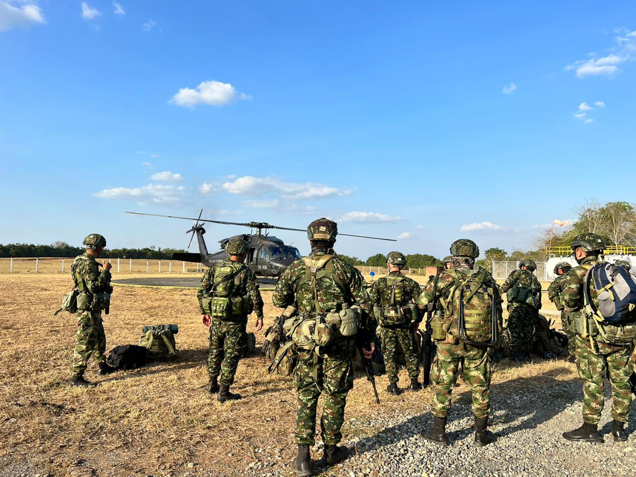 COL302. ANTIOQUIA (COLOMBIA), 12/03/2023.- Fotografía cedida por las fuerzas militares de Colombia de soldados del Batallón de Fuerzas Especiales Urbanas que ya se encuentran desplegados este domingo en el Bajo Cauca antioqueño (Colombia). El Gobierno colombiano volverá a dialogar con los mineros del departamento de Antioquia, que protestan desde hace diez días, cuando "cesen los hechos de violencia" y se supere el desabastecimiento de alimentos causado por las manifestaciones que tienen a más de 250.000 personas confinadas en esa región del noroeste del país. EFE/FUERZAS MILITARES DE COLOMBIA/ SOLO USO EDITORIAL/NO VENTAS