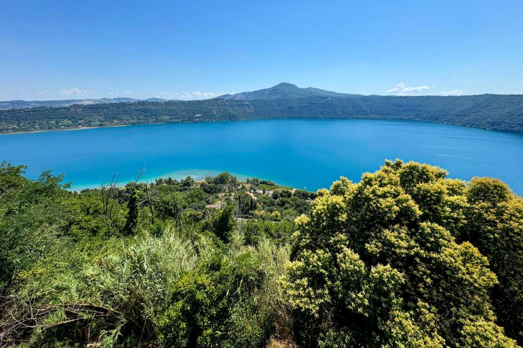 CASTEL GANDOLFO (ITALIA), 02/07/2025.-En las afueras de Roma, a orillas de un lago volcánico, se encuentra Castel Gandolfo, tradicional meta estival de los papas que ahora acoge con entusiasmo a León XIV, quien ha reanudado esta costumbre vacacional tras casi 13 años de ausencia de Francisco.-EFE/ Gonzalo Sánchez