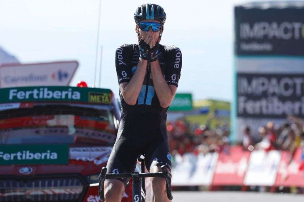 Arensman celebra en la meta de la etapa 15.