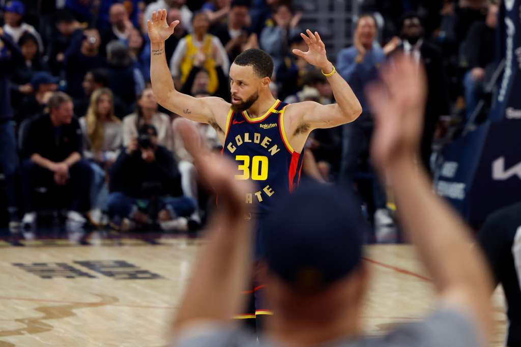 SAN FRANCISCO (United States), 05/04/2025.- Golden State Warriors guard Stephen Curry gets the fans cheering after a play against the Denver Nuggets during the second half of the NBA game between the Denver Nuggets and the Golden State Warriors in San Francisco, California, USA, 04 April 2025. (Baloncesto) EFE/EPA/JOHN G. MABANGLO SHUTTERSTOCK OUT