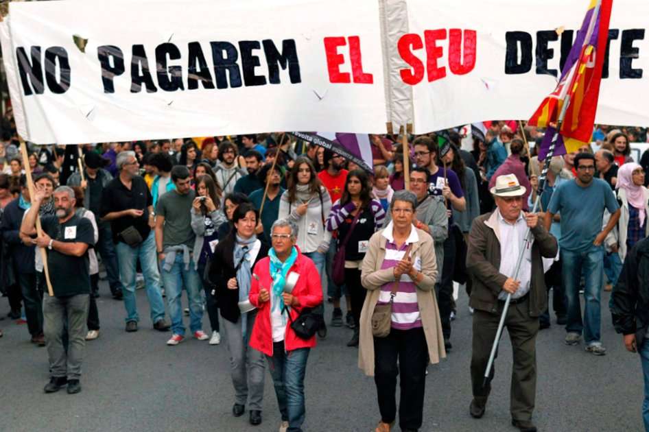 Gran número de personas durante la manifestación de acción global convocada por el colectivo 15-M de Barcelona, en protesta por las deudas de los bancos, que esta tarde ha recorrido las calles de la capital barcelonesa