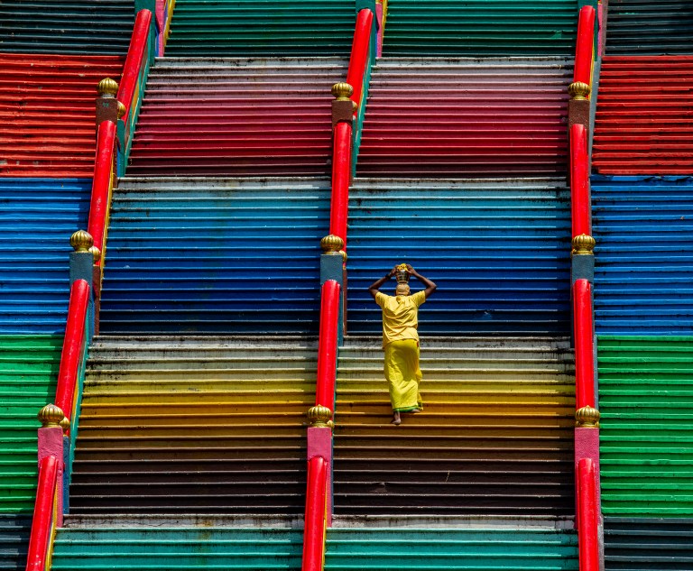 Las Batu Caves son uno de los principales centros de peregrinación hindú del país y reciben a miles de fieles durante la celebración de Thaipusam.