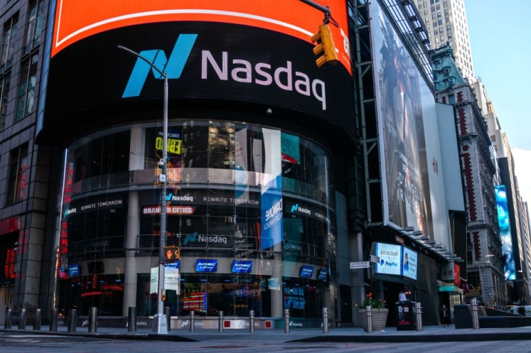 Por primera vez, índice Nasdaq cierra por encima de los 10.000 puntos