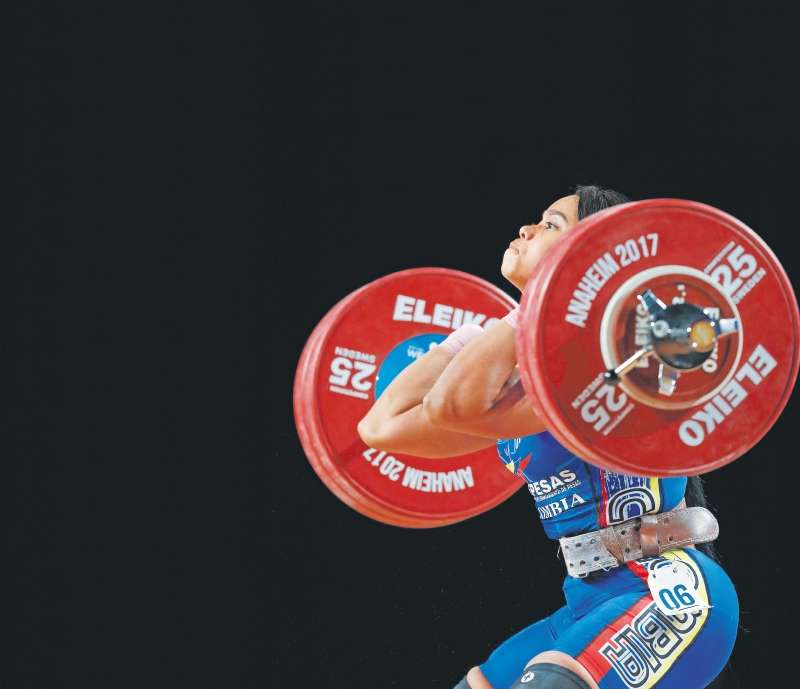 Las dos caras del deporte: Leidy Solis (arriba), campeona mundial. Y Édwin Mosquera, asesinado el sábado en Palmira. / EFE