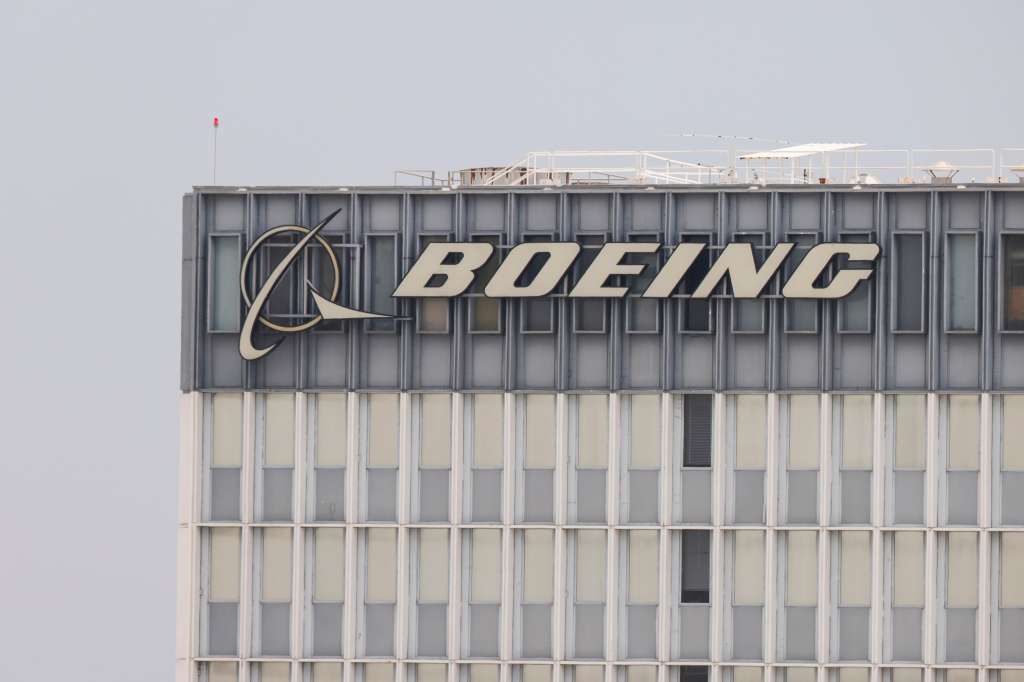 El Segundo (Usa), 08/07/2024.- The Boeing logo is displayed on one of its buildings in El Segundo, California, USA, 08 July 2024. Boeing will plead guilty to criminal fraud conspiracy in a Justice Department agreement stemming from two crashes of 737 Max jetliners that killed 346 people. Boeing decided to enter into a plea deal that includes paying a fine as part of its sentence, according to a statement released by the US Justice Department on 07 July. EFE/EPA/CAROLINE BREHMAN