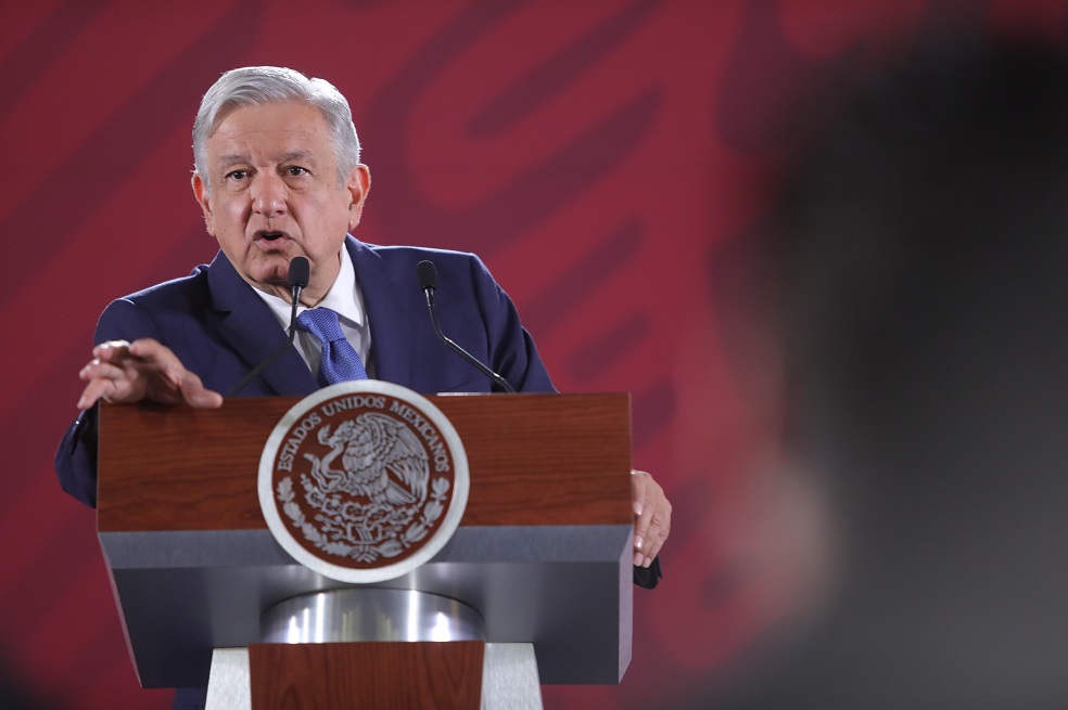 El presidente de México, Andrés Manuel López Obrador, dice que dos antecesores suyos deben comparecer tras acusaciones de corrupción.