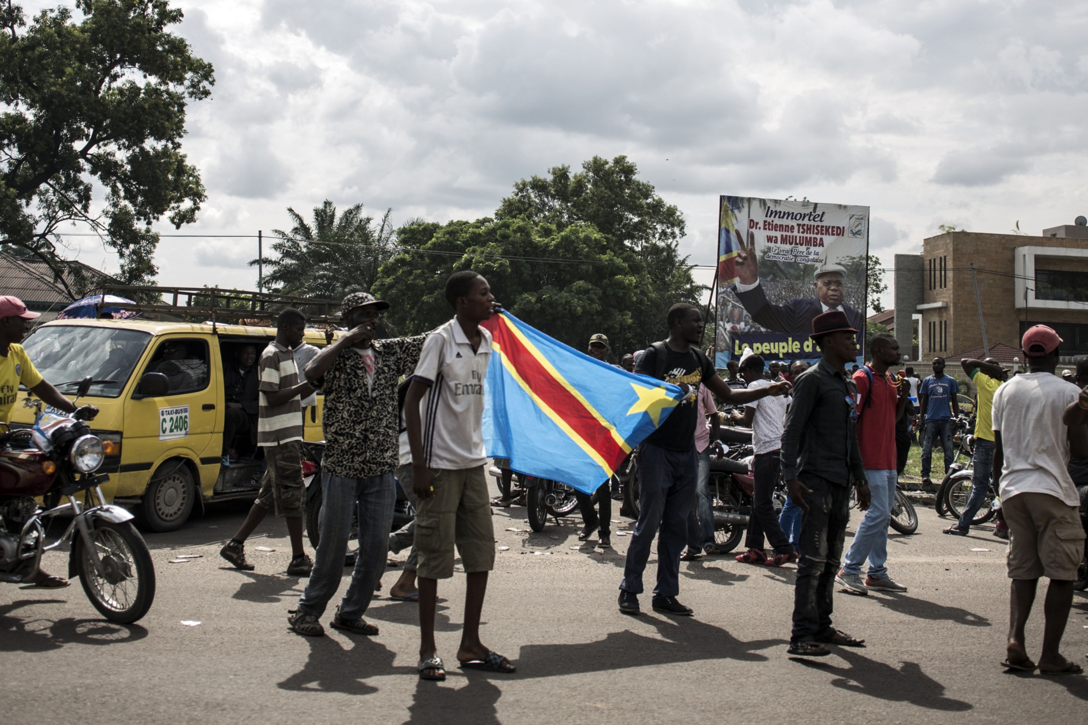 Imagen de archivo. En la fotografía, ciudadanos llevan la bandera de la República Democrática del Congo.