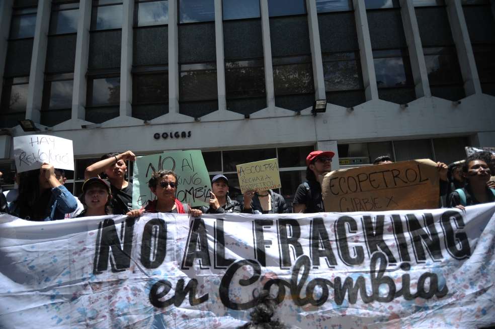 El fracking está suspendido por orden del Consejo de Estado, mientras se estudia de fondo una demanda contra las normas que lo permiten. Sin embargo, están autorizados proyectos pilotos integrales de investigación.