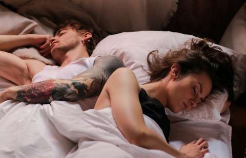 ¿Dormir en camas separadas es saludable para ti y tu pareja?