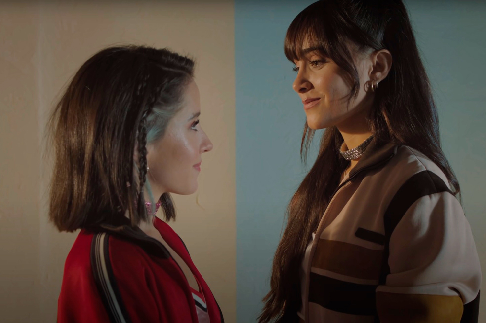 Las cantantes estrenaron una canción titulada 'Aunque no sea conmigo'.