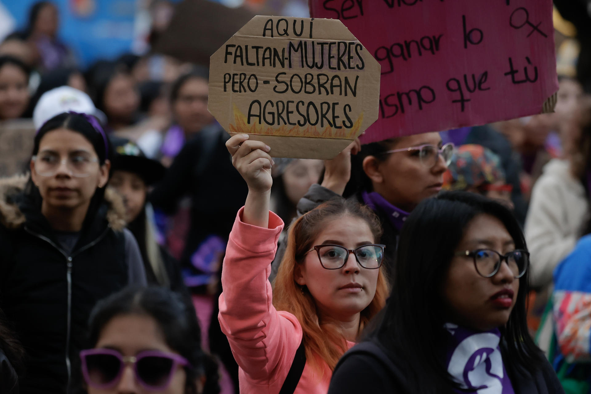 AME2876. QUITO (ECUADOR), 25/11/2025.- Una mujer sostiene un cartel en una marcha como parte del Día Internacional de Eliminación de la Violencia contra la Mujer este martes, en Quito (Ecuador). EFE/ José Jácome
