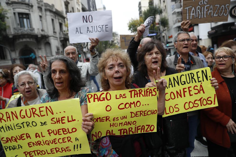 Un grupo de personas reclaman la anulación de los “tarifazos” en los servicios públicos en Argentina.  / EFE