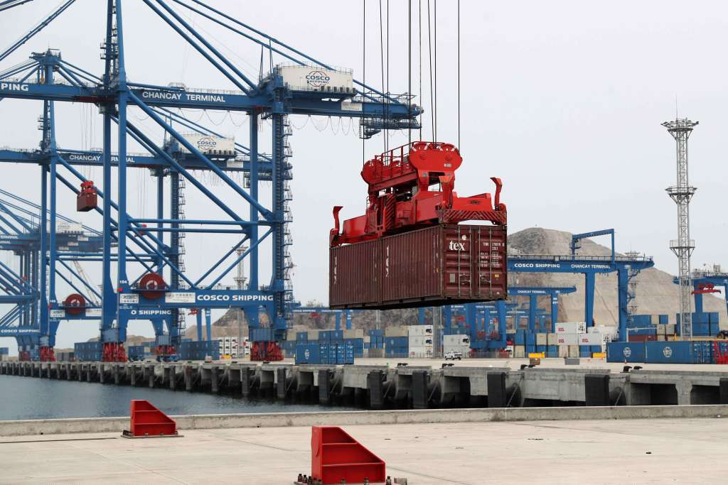 AME5049. LIMA (PERÚ), 07/11/2024.- Fotografía que muestra las gruas en el puerto de Chancay el 29 de octubre de 2024 en Lima (Perú). El megapuerto de Chancay abrirá una puerta a China en las costas de Lima y será una escala fundamental de la nueva ruta de la seda en Suramérica, a la vez que constituye una esperanza de desarrollo para Perú. EFE/Paolo Aguilar