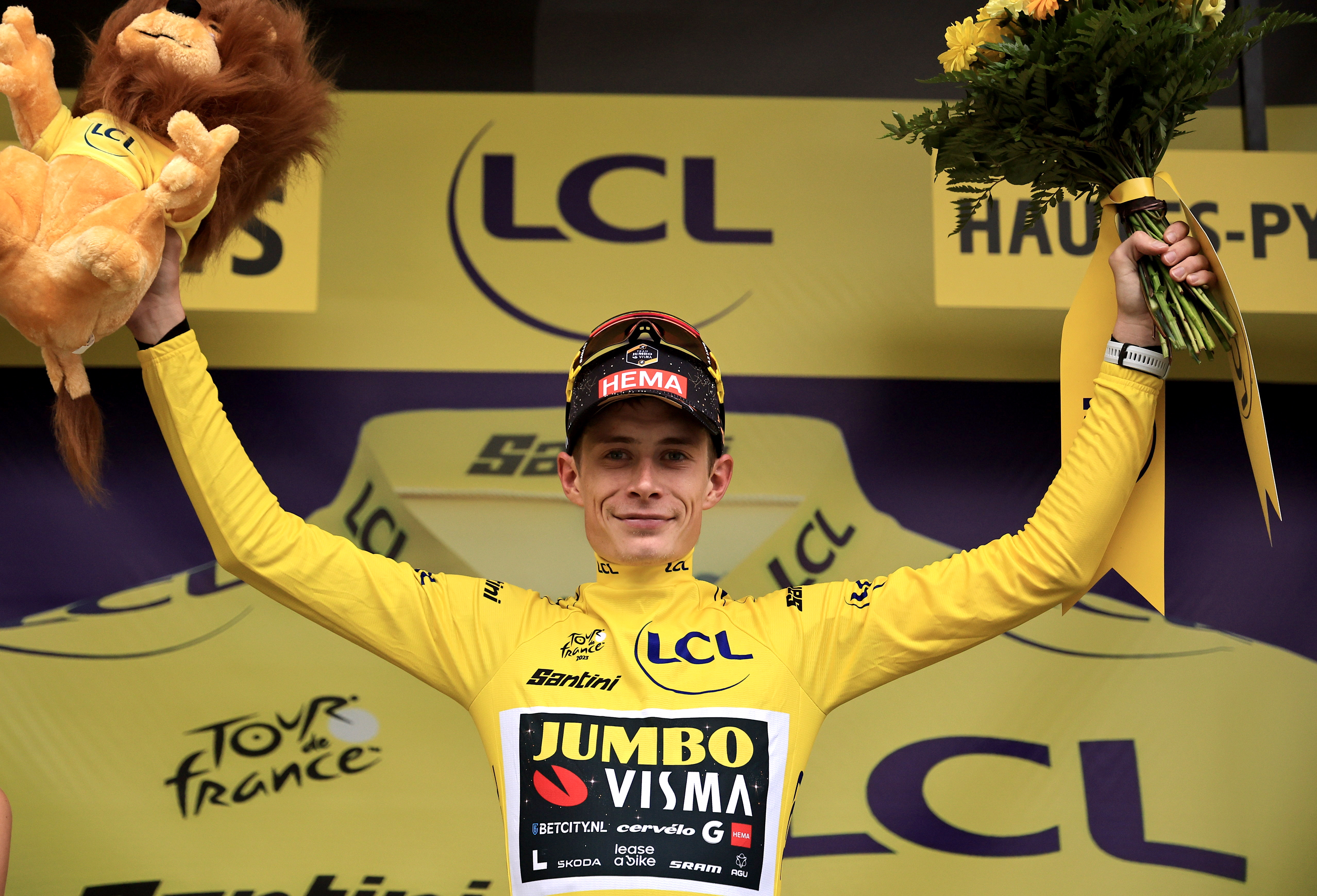 Cauterets-cambasque (France), 06/07/2023.- New Yellow Jersey overall leader Danish rider Jonas Vingegaard of team Jumbo-Visma celebrates on the podium after the 6th stage of the Tour de France 2023, a 144,9km race from Tarbes to Cauterets-Cambasque, France 06 July 2023. (Ciclismo, Francia) EFE/EPA/CHRISTOPHE PETIT TESSON