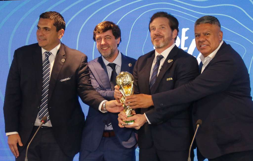 AME4605. LUQUE (PARAGUAY), 04/10/2023.- El presidente de la Asociación Paraguaya de Fútbol (APF) Robert Harrison (i), el presidente de la Asociación Uruguaya de Fútbol (AUF) Ignacio Alonso (i-2), el presidente de la Conmebol, Alejandro Domínguez (2-d) y el presidente de la Asociación Argentina de Fútbol (AFA), Claudio Tapia posan para una fotografía hoy, durante una conferencia de prensa en Luque (Paraguay). El presidente de la Confederación Sudamericana de Fútbol (CONMEBOL), Alejandro Domínguez, anunció este miércoles que Uruguay, Argentina y Paraguay acogerán los partidos inaugurales del Mundial de 2030, cuando se celebrará el centenario de esta cita. EFE/ Rubén Peña