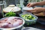 Trucos para lavar y desinfectar las cocas del almuerzo y eliminar olores
