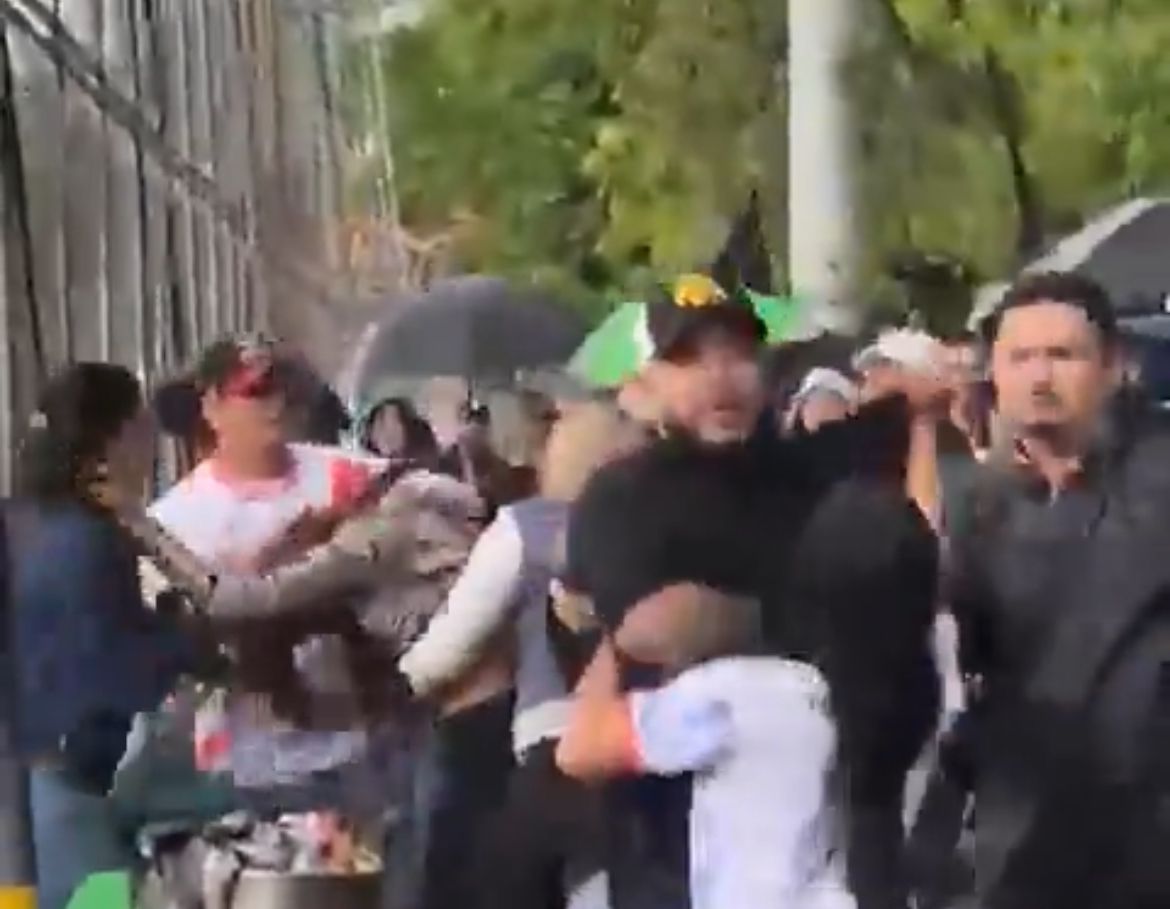 Padres de familia se enfrentaron a golpes en semifinal de un torneo infantil en Medellín, generando rechazo por su comportamiento.
