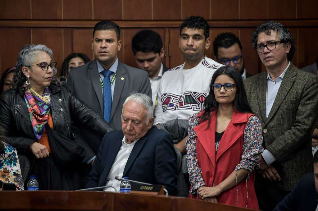 Se hunde la reforma a la salud. En la foto, el ministro de salud, Guillermo Alfonso Jaramillo, asiste al debate en la Comisión Séptima del Senado. Lo acompañan congresistas como María José Pizarro. /Mauricio Alvarado.