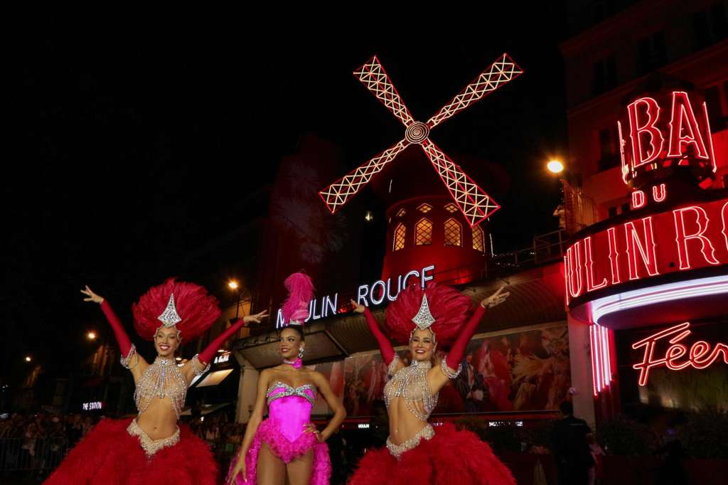 PARÍS, 10/07/2025.- Las aspas del histórico Moulin Rouge de París vuelven a girar hoy jueves tras los trabajos que se tuvieron que hacer después de que estas cayeran en la noche del 24 al 25 de abril de 2024 a causa del viento. EFE / Edgar Sapiña.