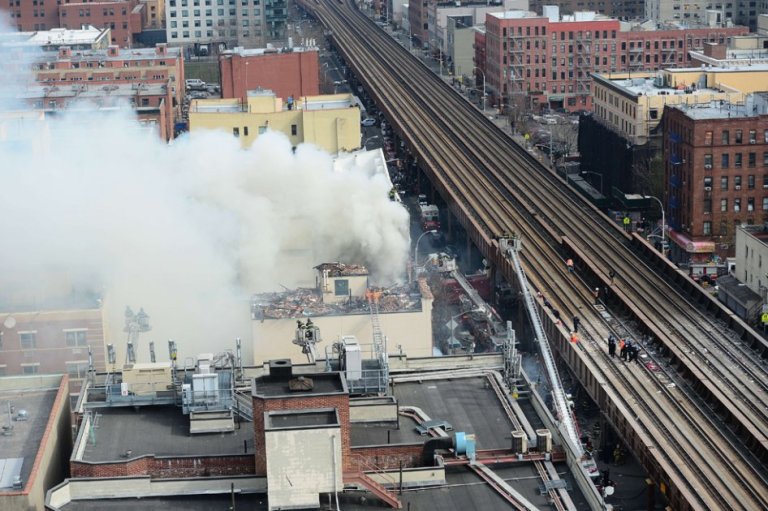 Reportan un muerto y 17 heridos por derrumbe de edificios en Nueva York