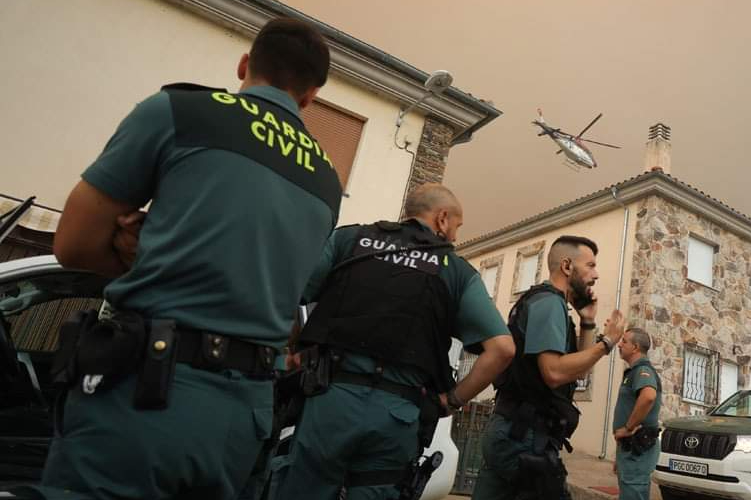 "La víctima recibió un vídeo en el que su hija aparecía amordazada y con sangre falsa, en el que pedía llorando que pagaran la cantidad exigida por sus supuestos secuestradores", sostuvo la Guardia Civil en Twitter.