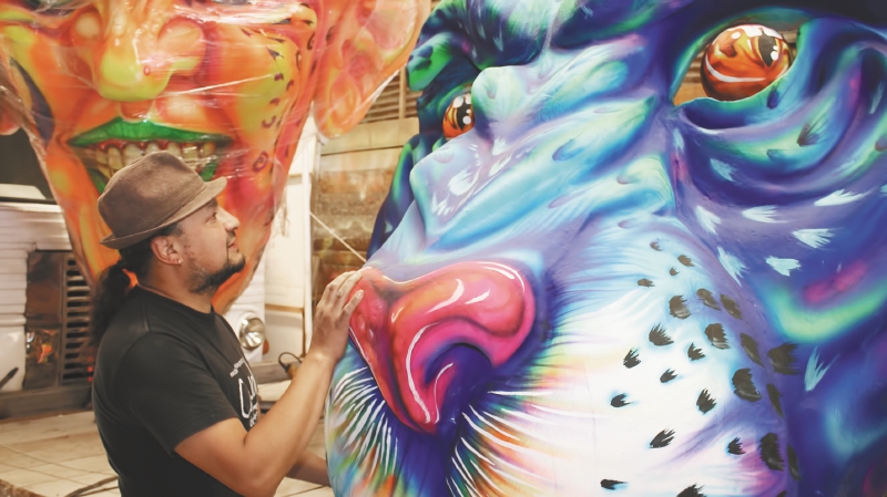 El maestro Andrés Barrera se prepara para el Carnaval con una carroza que tiene una figura de más de ocho metros de altura, un récord en este certamen. / Fotos: Hans Vargas