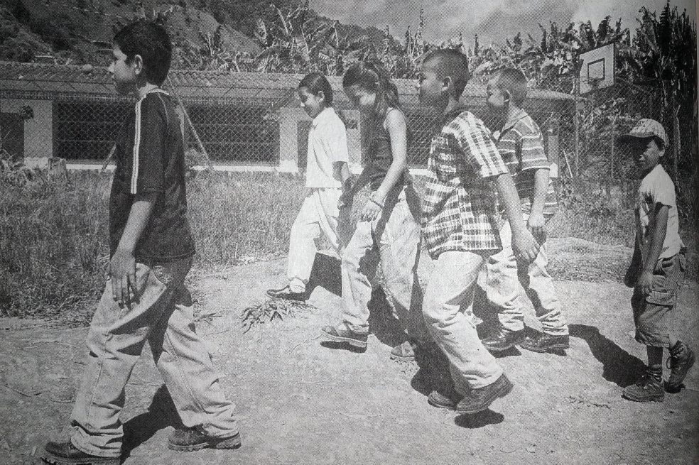 Niños estudiantes de la escuela rural La Pica tuvieron que decir adiós a sus compañeros tras la masacre.Archivo El Espectador