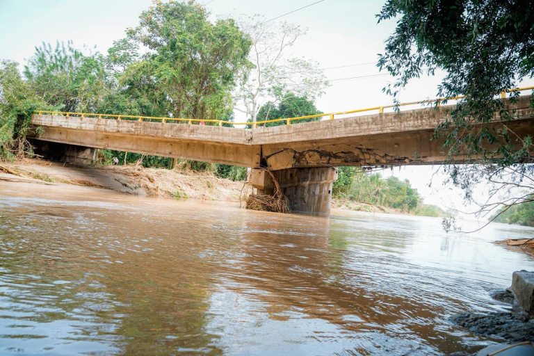Caída del puente Mendihuaca dejó incomunicados a La Guajira y Magdalena