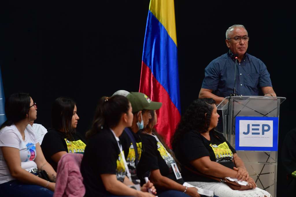 Coronel (r) del Ejército en la audiencia de la JEP, en Ocaña, reconociendo responsabilidades por los llamados falsos positivos ante familiares de las víctimas y ante la JEP (de pie).