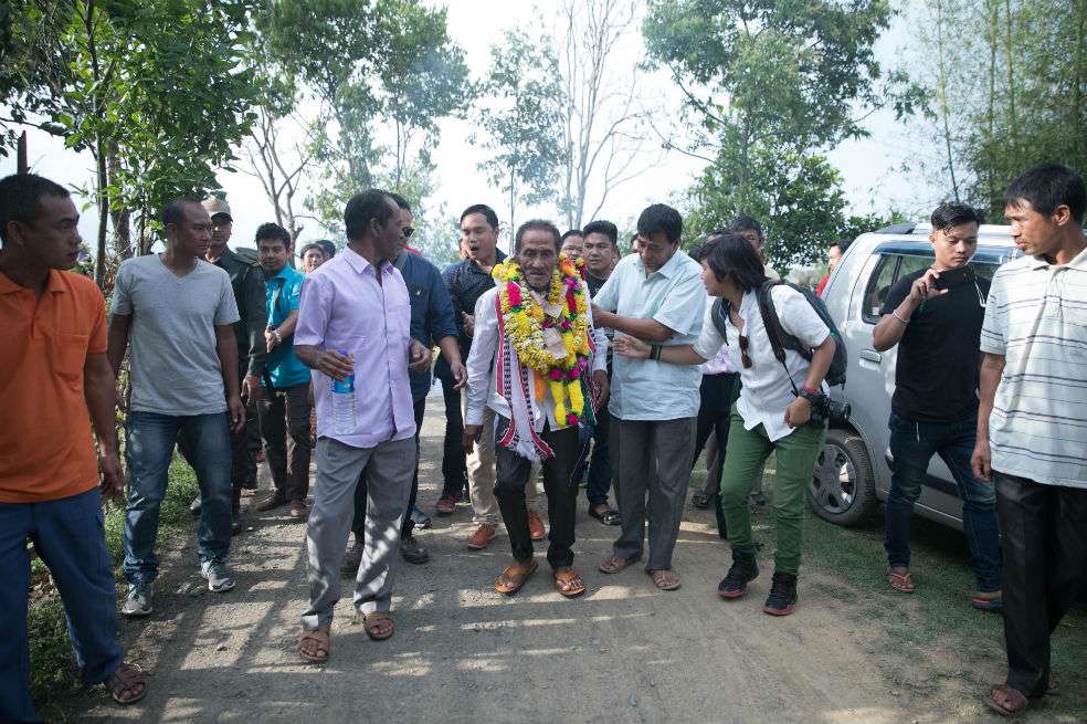 Khomdram Gambhir Singh (C) regresó a Khumbong para reunirse con su familia. / AFP