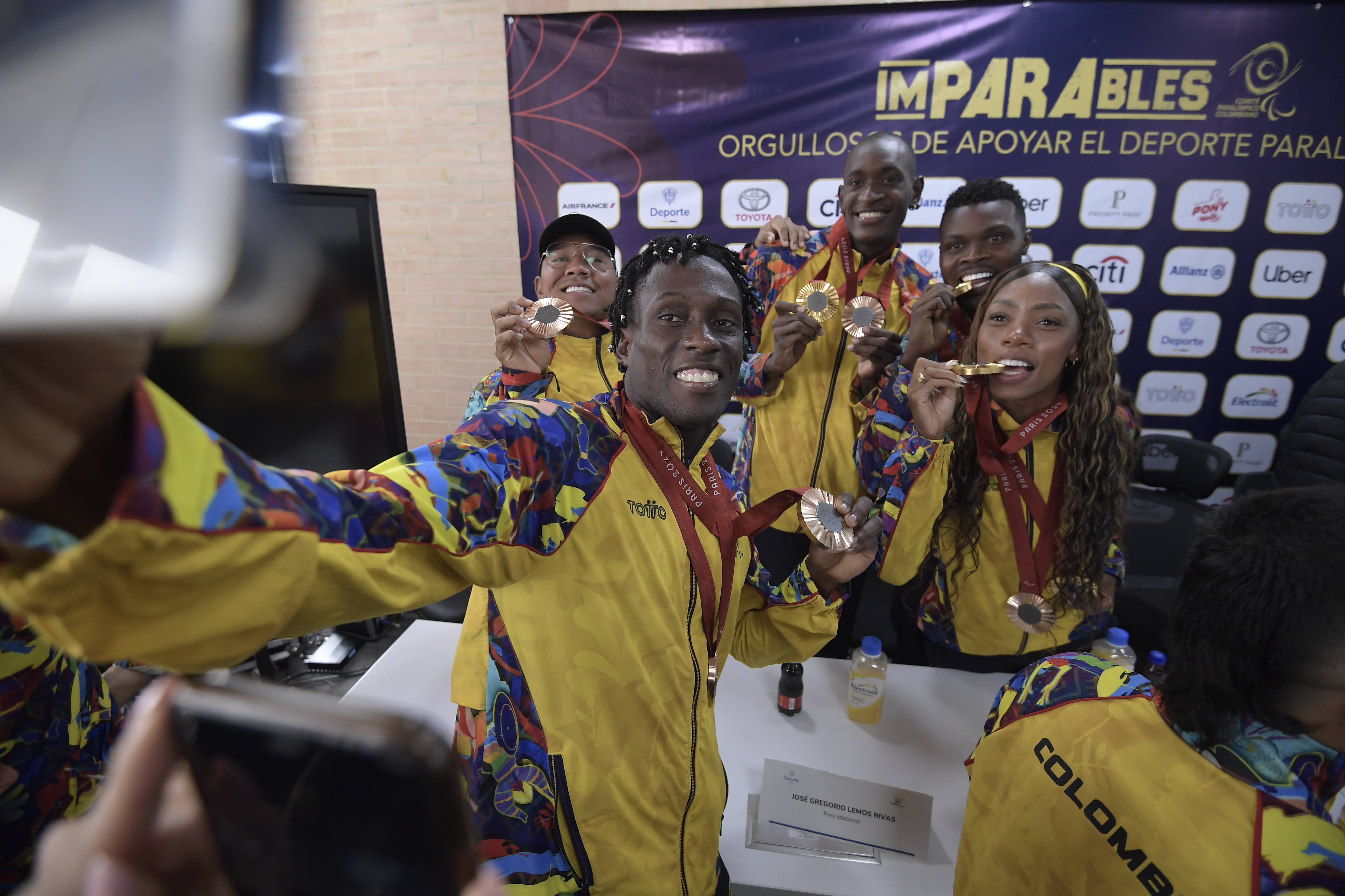 Delegación colombiana de atletas paralímpicos  en rueda de prensa, luego de su participación en los Juegos Paralímpicos de París 2024.