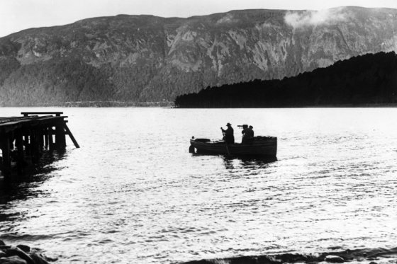 Fotógrafos en barca atraviesan el lago Ness. / Efe