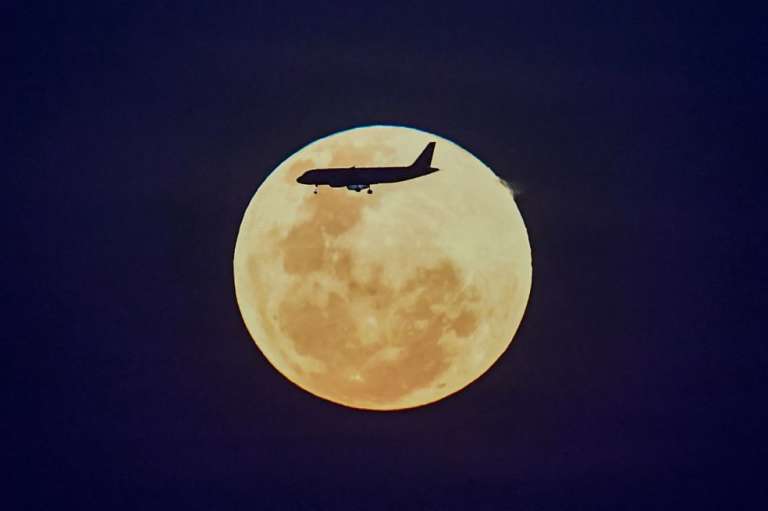Este fenómeno astronómico es conocido porque la Luna atraviesa la penumbra de la Tierra, donde la luz del Sol se debilita, pero no se bloquea por completo.
