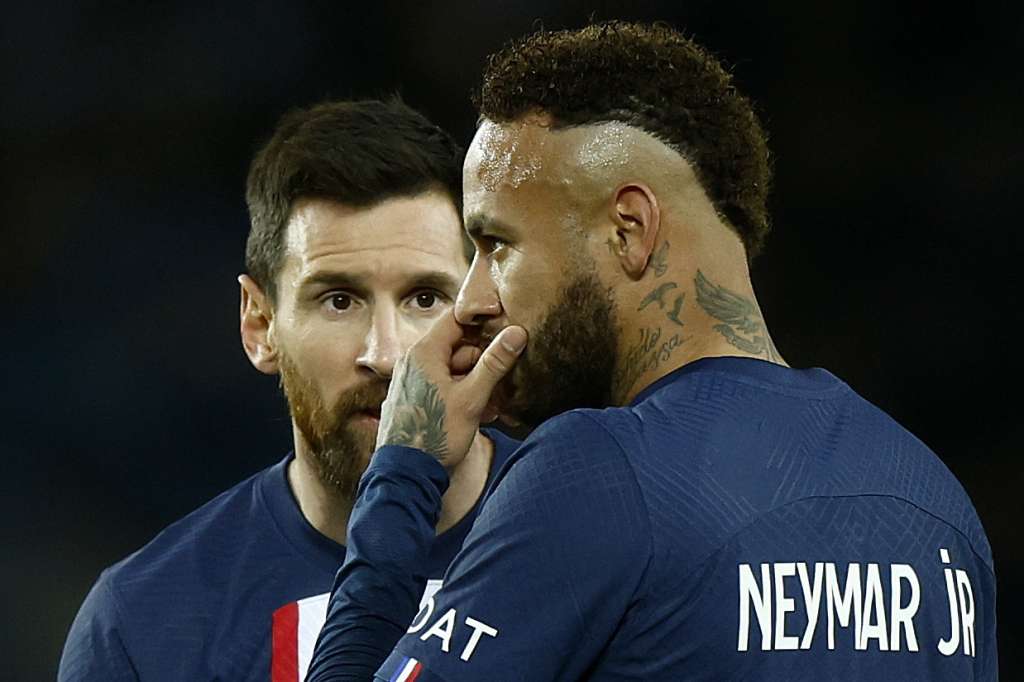 Paris (France), 08/01/2023.- Paris Saint Germain's Lionel Messi (L) and Paris Saint Germain's Neymar Jr talk during the French Ligue 1 soccer match between PSG and Angers, in Paris, France, 11 January 2023. (Francia) EFE/EPA/YOAN VALAT