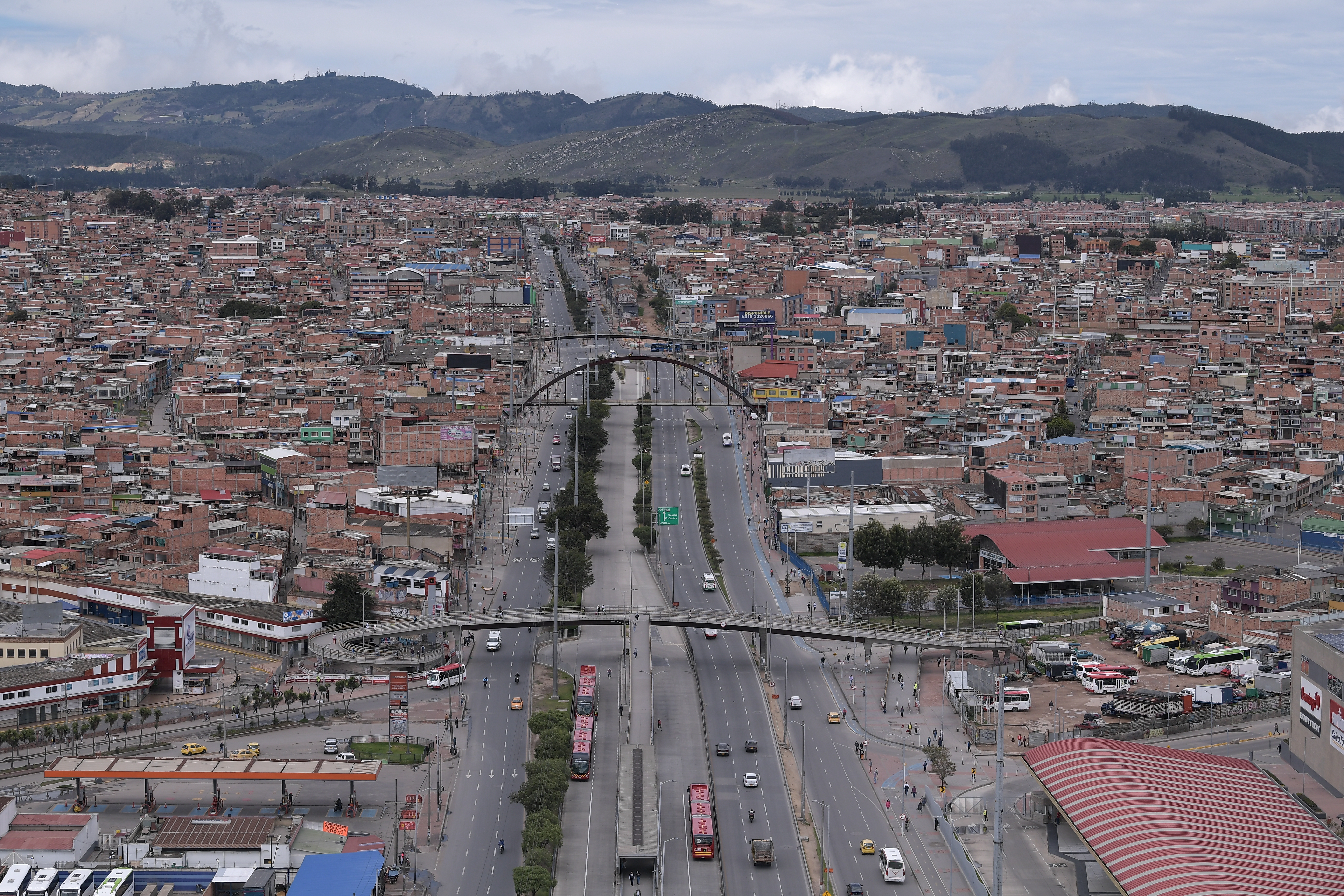 Sobrevuelo por la ciudad de Bogotá durante la cuarentena obligatoria generada por el Covid-19.