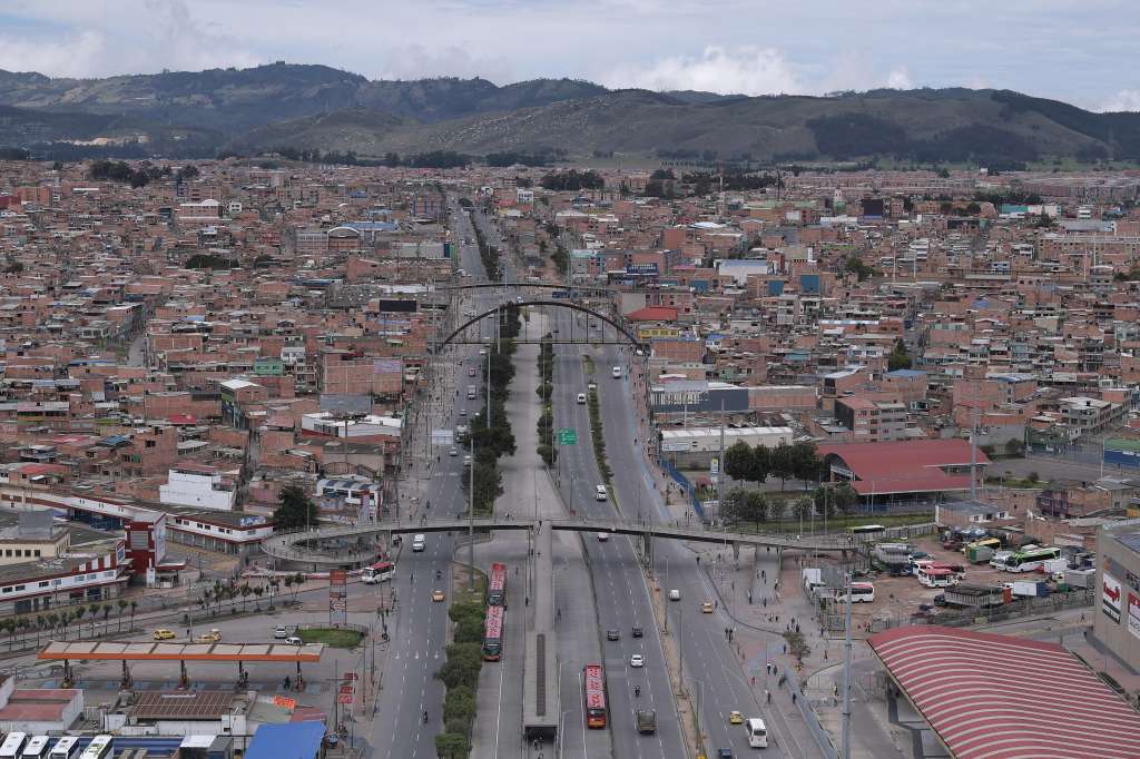 Sobrevuelo por la ciudad de Bogotá durante la cuarentena obligatoria generada por el Covid-19.
