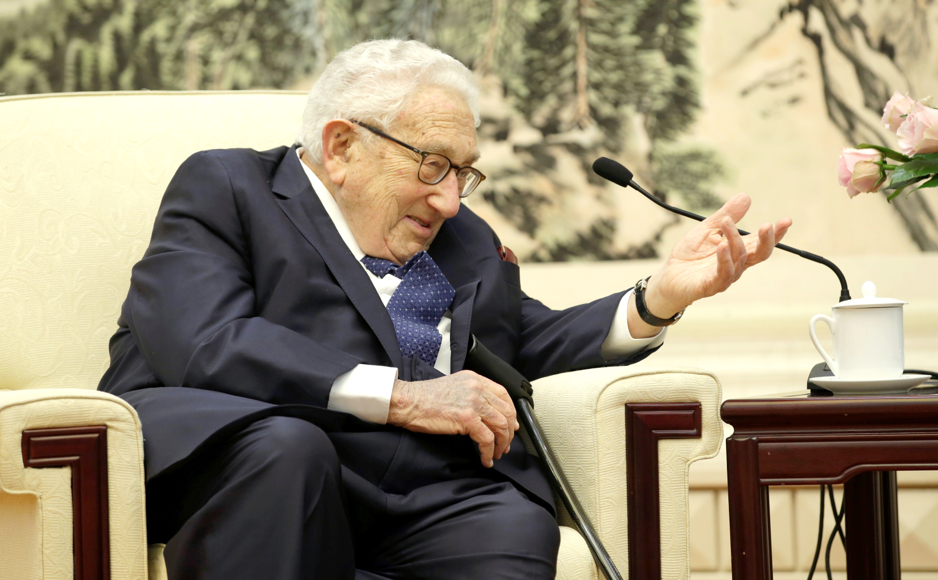 USA7550. PEKÍN (CHINA), 26/05/2023.- Fotografía de archivo del 22 de noviembre de 2019 donde aparece el exsecretario de Estado estadounidense, Henry Kissinger, durante una reunión con el ministro de Relaciones Exteriores de China en el Gran Palacio del Pueblo en Pekín (China). De intelectual, estadista, brillante negociador y nobel de la Paz a cínico, arrogante, ególatra y criminal de guerra. O quizás todo a la vez. Henry Kissinger, el hombre que lo ha sido casi todo en Estados Unidos, cumple el sábado 100 años agrandando su propio mito, aunque cada vez más cuestionado. EFE/Jason Lee POOL ARCHIVO