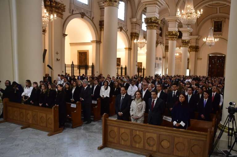 Tras un año de la muerte de Miguel Uribe Turbay, su familia junto a varios congresistas realizaron un homenaje a la memoria del senador en la Parroquia La Inmaculada Concepción, para luego develar su monumento en el antiguo parque “El Golfito”, que ahora lleva su nombre.
