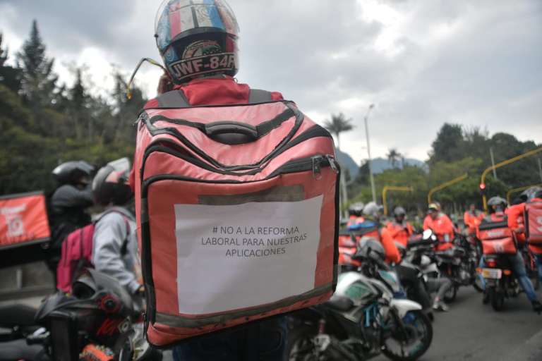 Varios manifestantes señalan que la nueva reforma los obligaría a cumplir jornadas laborales de ocho horas y ya no podrían manejar sus tiempos de trabajo.
