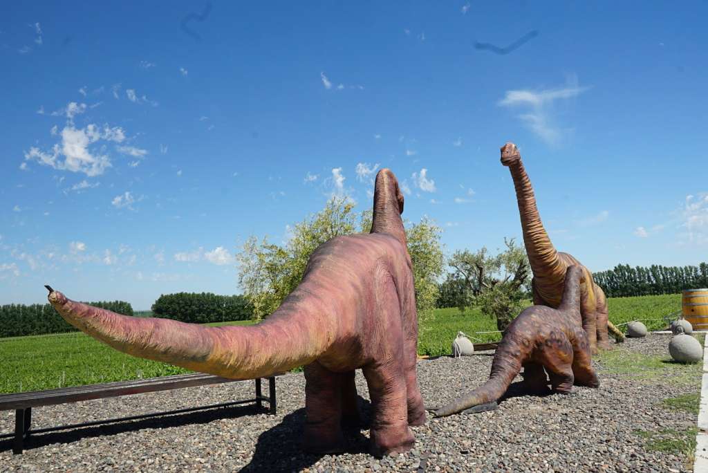 Bodega Schroeder, en San Patricio del Chañar, Neuquén. Durante su construcción, se encontraron los restos de un dinosaurio. Estas réplicas rinden homenaje a ese hallazgo.