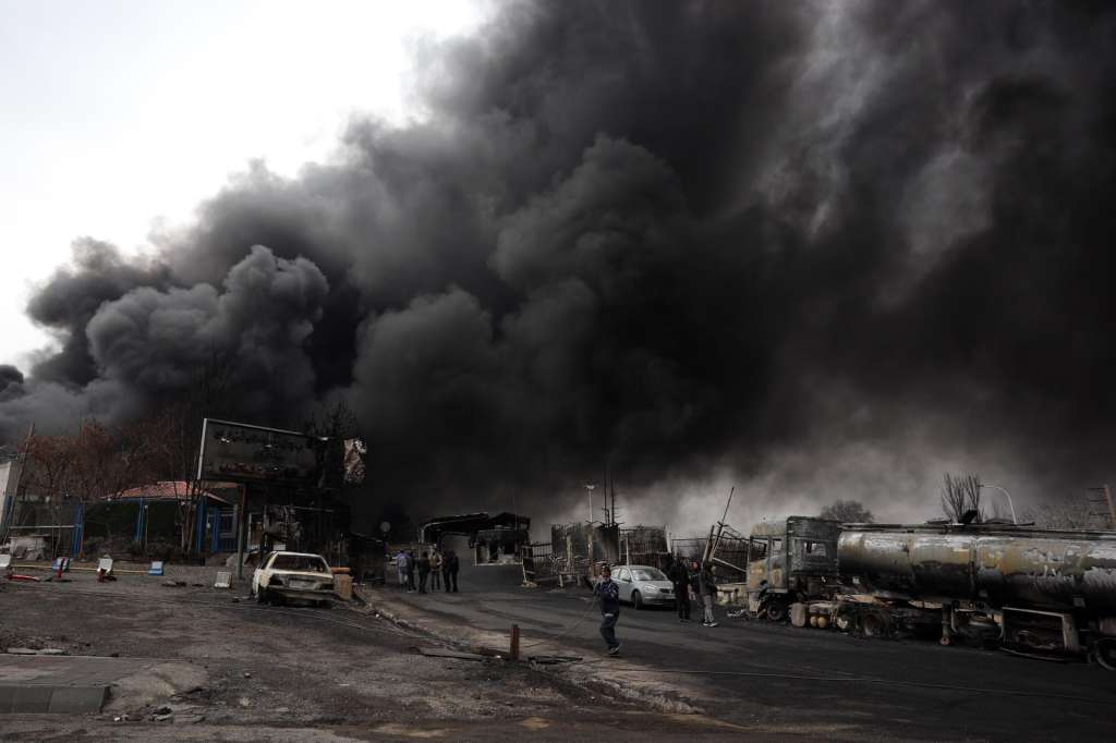 TEHRAN (IRAN (Islamic Republic Of)), 08/03/2026.- A view of the Main gate to the Shahran Oil Refinery as smoke still rises following last night airstrike in Tehran, Iran, 08 March 2026. A joint Israeli and US military operation continues to target multiple locations across Iran since the early hours of 28 February 2026. (Teherán) EFE/EPA/ABEDIN TAHERKENAREH