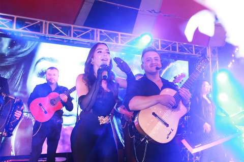Recién casada Paola Jara le canta a ese amor que duele.
