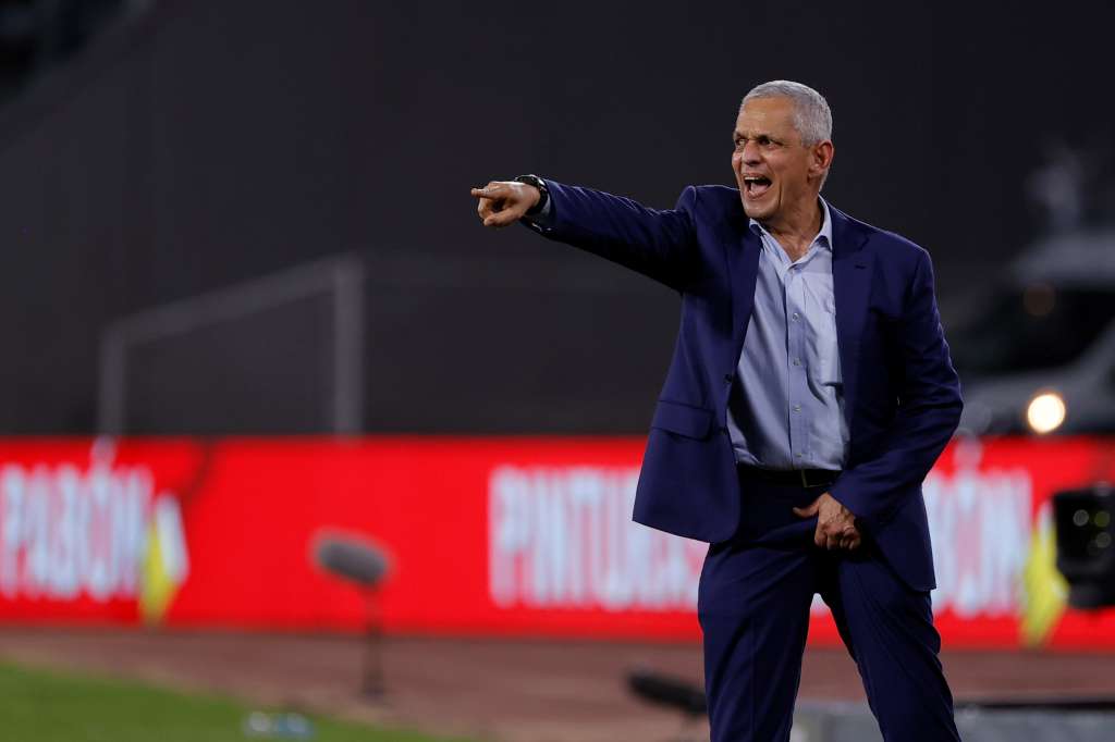 AMDEP5889. CÓRDOBA (ARGENTINA), 01/02/2022.- El entrenador de Colombia, Reinaldo Rueda, grita indicaciones hoy, en un partido de las eliminatorias sudamericanas para el Mundial de Catar 2022 entre Argentina y Colombia en el estadio Mario Alberto Kempes en Córdoba (Argentina). EFE/Juan Ignacio Roncoroni