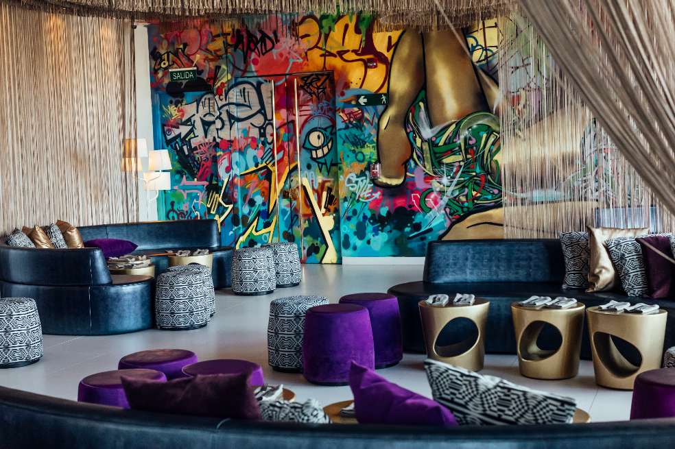 W desafía las expectativas y rompe las normas del lujo tradicional, en Bogotá quisieron añadir grafitis, muy tradicionales en Bogotá a su disruptiva decoración.