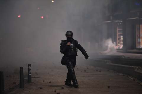 Destituyen a agente del ESMAD que pateó en la cara a manifestante del paro de 2019