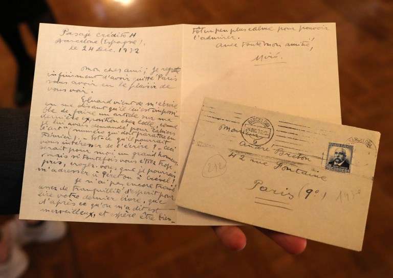 Esta fotografía de 2018 muestra una de las cartas de Joan Miró dirigida a André Breton.