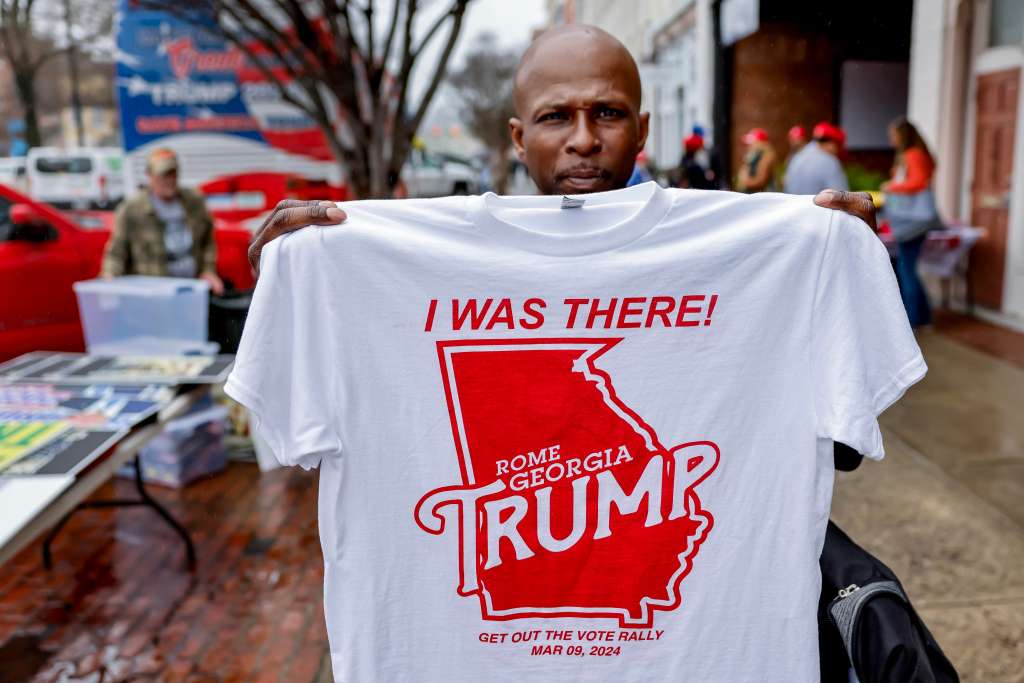 Rome (United States), 09/03/2024.- Kenny Johnson of Atlanta sells his homemade shirts to supporters before former US President and Republican presidential candidate Donald Trump participates in a 'Get Out The Vote Rally' campaign event at the Forum River Center in Rome, Georgia, USA, 09 March 2024. The Georgia presidential primary election is 12 March 2024. (Roma) EFE/EPA/ERIK S. LESSER