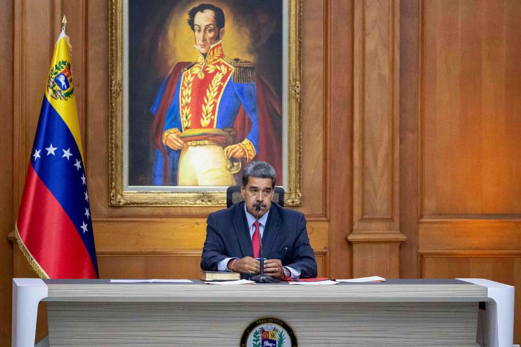 AME6906. CARACAS (VENEZUELA), 31/07/2024.- El presidente de Venezuela, Nicolás Maduro, habla durante una rueda de prensa este miércoles, en el Palacio de Miraflores en Caracas (Venezuela). Maduro aseguró que explicó a su homólogo de Colombia, Gustavo Petro, "muchas cosas" sobre las elecciones del pasado domingo, cuyo resultado brindado por el Consejo Nacional Electoral (CNE) -cuestionado por numerosos países- lo ratificó como mandatario reelecto. EFE/ Ronald Peña R.